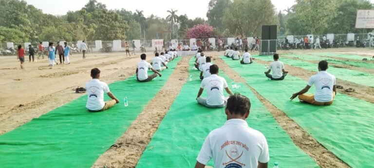 आर्य वीर दल के संयुक्त तत्वाधान में मनाया  गया योग दिवस शाहजहांपुर