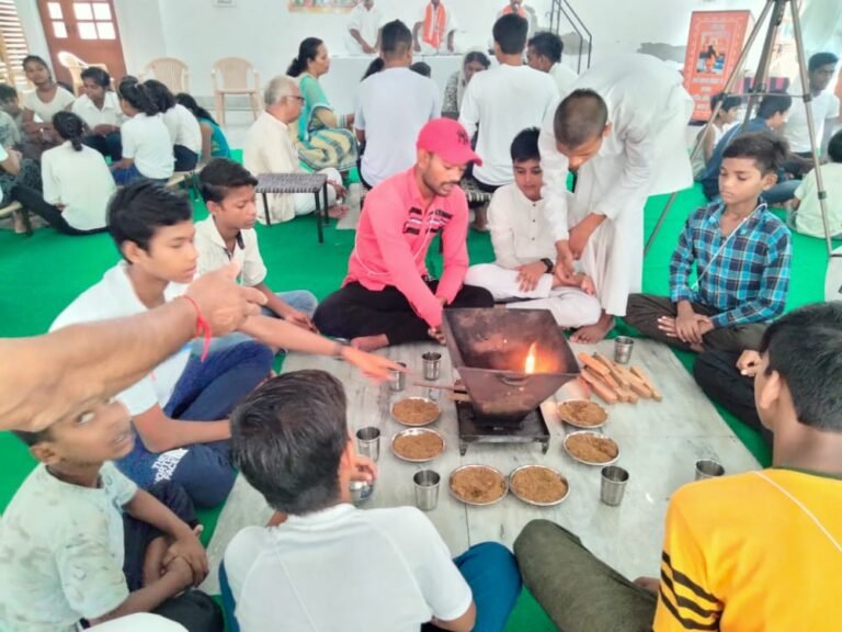 110 आर्यवीर वीरांगनाओं का किया गया यज्ञोपवित संस्कार श्रावणी पर्व पर