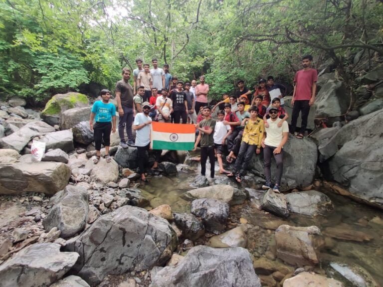 आर्य वीर दल जूनागढ़ के द्वारा प्राकृतिक एवं बलिदानों के स्मृति स्थलों का किया गया भ्रमण