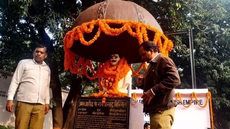 19 दिसंबर पंडित राम प्रसाद बिस्मिल के बलिदान दिवस के अवसर पर गोरखपुर जेल पर भव्य यज्ञ एवं आर्य वीर दल बस्ती द्वारा शौर्य प्रदर्शन।