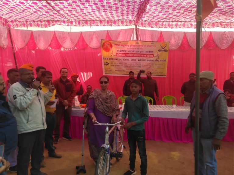 स्वामी श्रद्धानंद बलिदान दिवस पर स्कूल जाने हेतु 30 विद्यार्थियों को साइकिल दिया गया