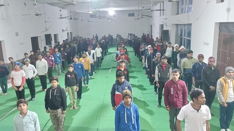 आर्य समाज बयाना द्वारा आयोजित आर्य वीर दल के नव दिवसीय आदर्श युवा निर्माण शिविर में प्रशिक्षण प्राप्त करते हुए आर्य वीर गण