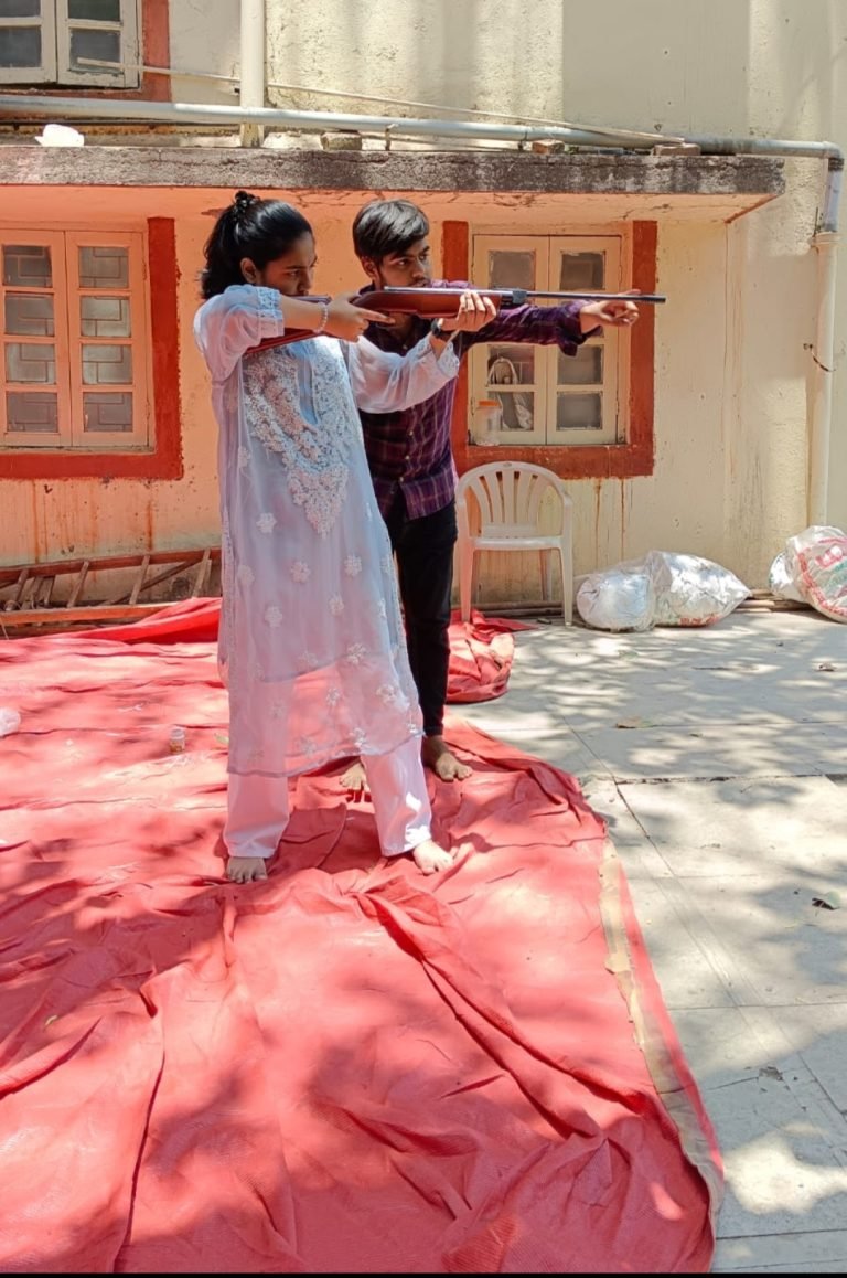 आदर्श जीवन निर्माण की ओर बढ़ते युवा